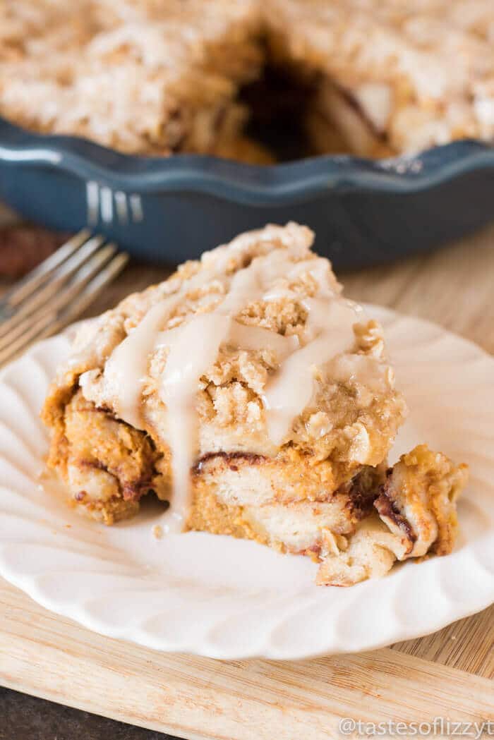 Pumpkin Cinnamon Roll Bake has refrigerated cinnamon roll dough baked with pumpkin pie filling. This easy pumpkin recipe makes for a breakfast full of sweet fall flavor. baked pumpkin cinnamon roll with streusel and glaze on top