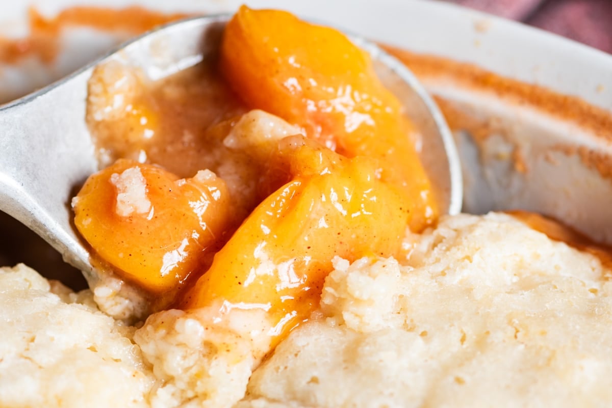 peach cobbler with biscuits