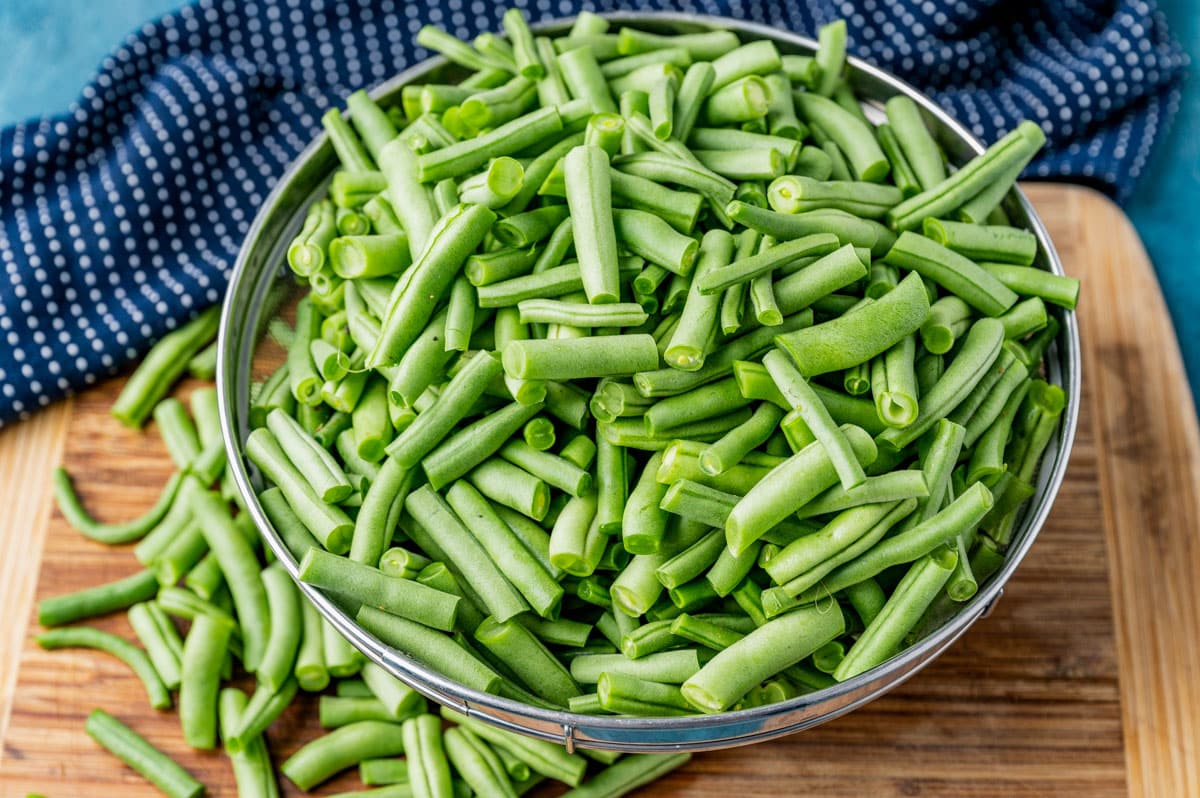 snapped green beans in a mesh strainer