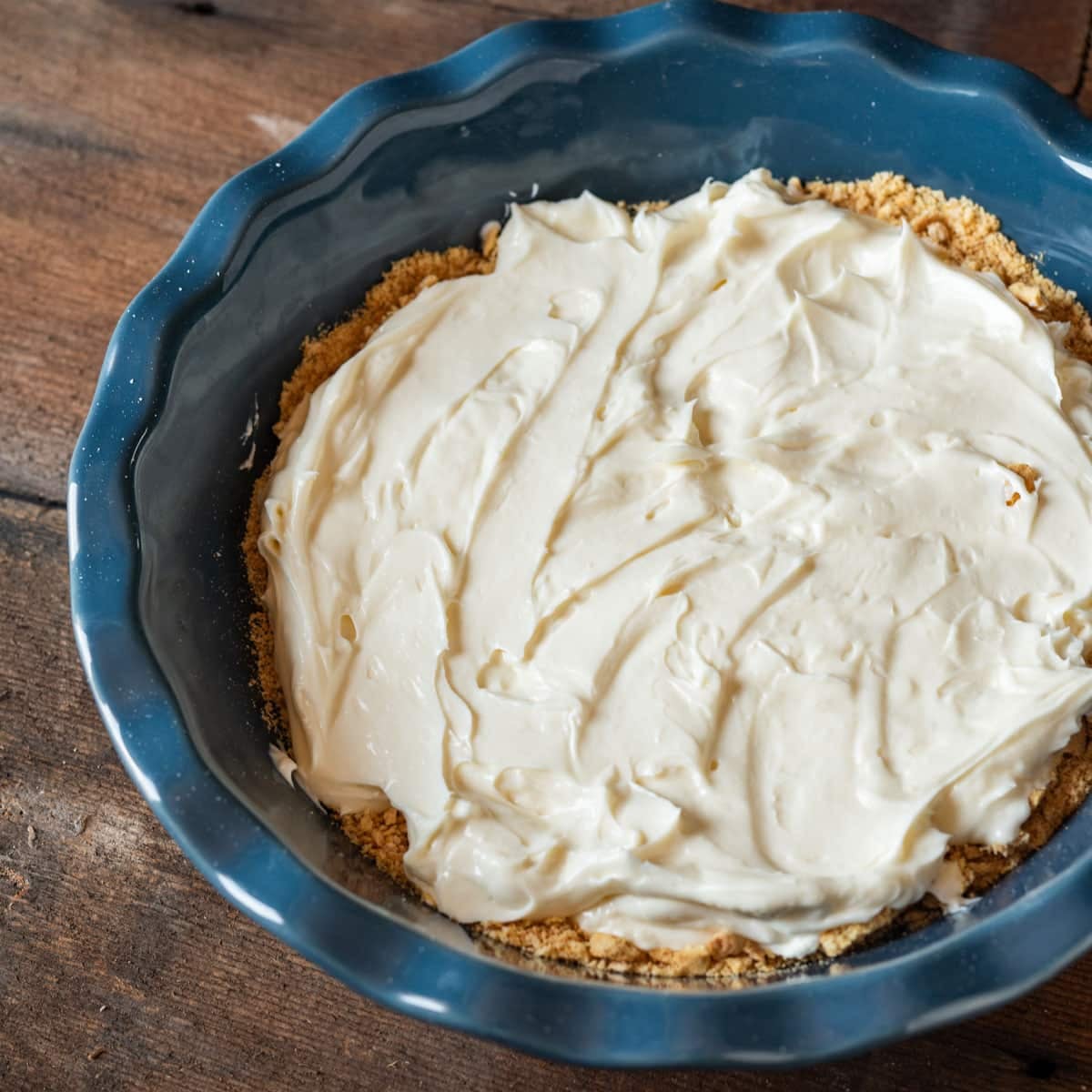 graham crackers in a plate with cream cheese mixture on top