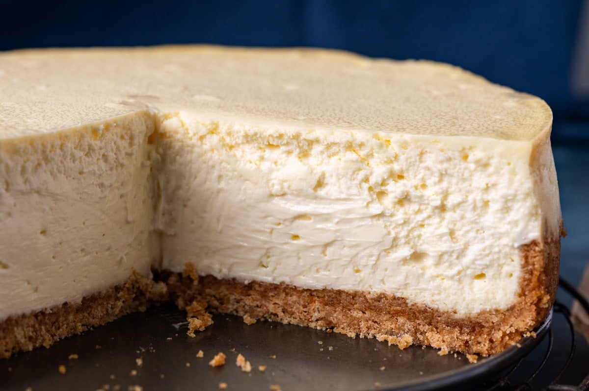 the inside of an easy cheesecake recipe