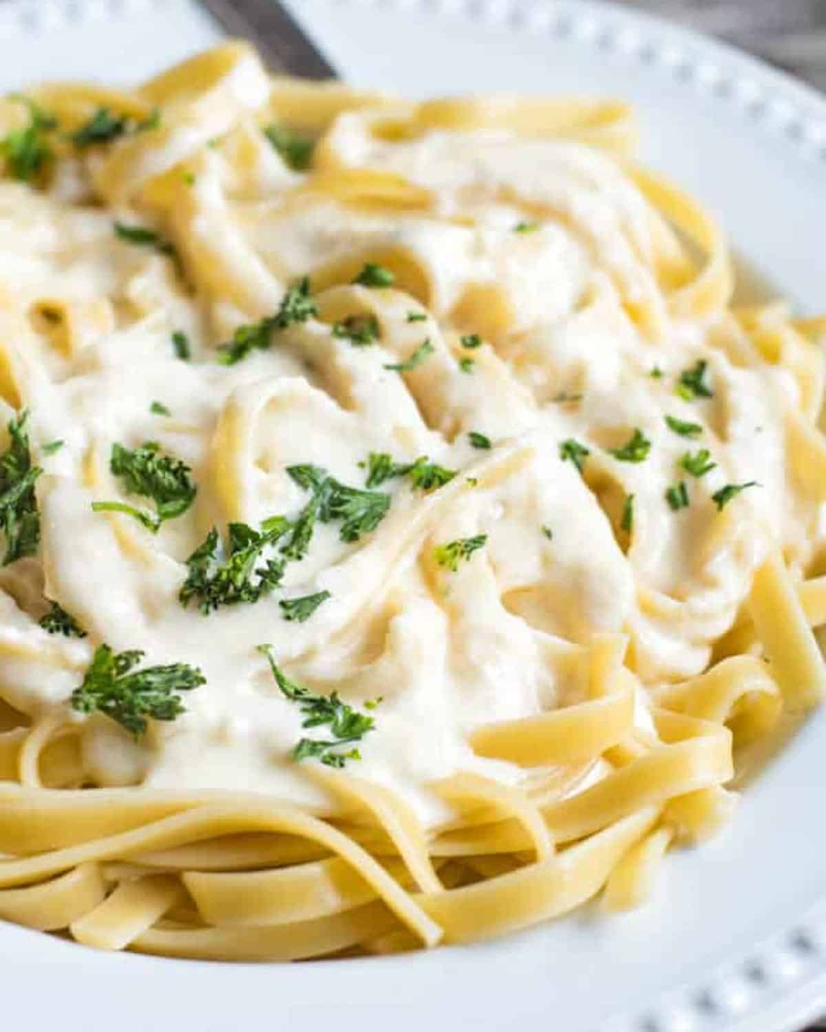 a plate of fettuccini alfredo sos