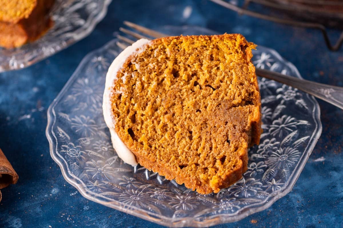 a slice pumpkin bundt cake on a plate