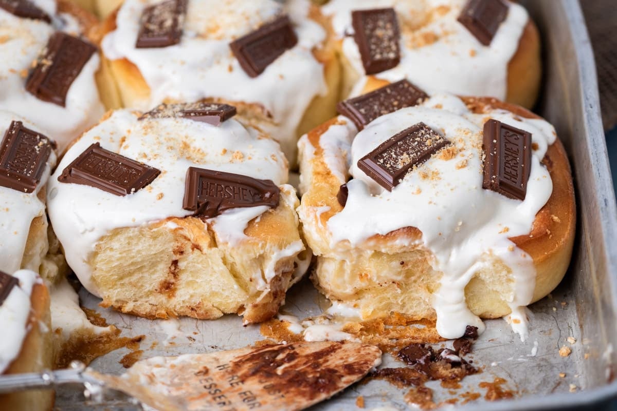 s'more sweet rolls in a baking pan