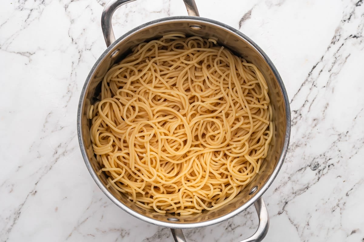 cooked spaghetti in a bowl